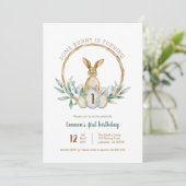 Een Bunny Waterverf Wreath Invitation Kaart (Staand voorkant)