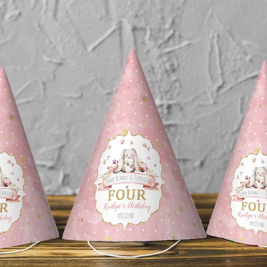 Een Bunny wordt vier vierde verjaardag Feesthoedjes