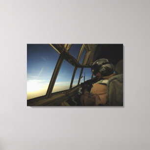 Een C-130 Hercules-piloot scant de horizon Canvas Afdruk