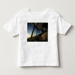 Een C-130 Hercules-piloot scant de horizon Kinder Shirts