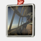 Een C-130 Hercules-piloot scant de horizon Metalen Ornament (Links)