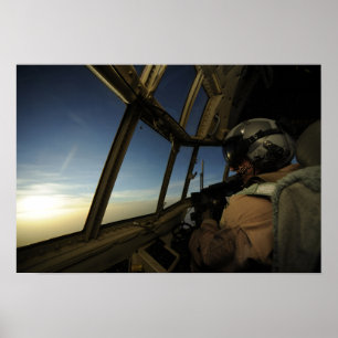 Een C-130 Hercules-piloot scant de horizon Poster