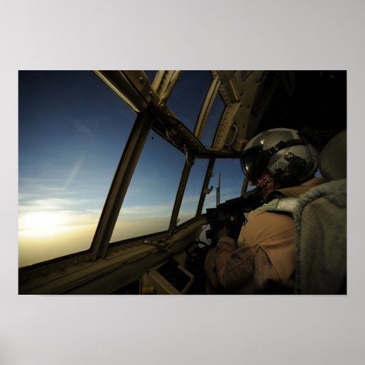 Een C-130 Hercules-piloot scant de horizon Poster (Voorkant)