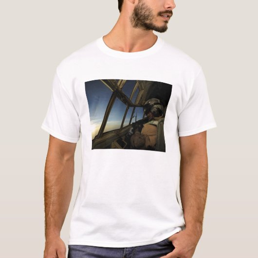 Een C-130 Hercules-piloot scant de horizon T-shirt (Voorkant)