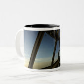 Een C-130 Hercules-piloot scant de horizon Tweekleurige Koffiemok (Voorkant links)