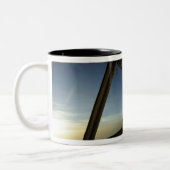 Een C-130 Hercules-piloot scant de horizon Tweekleurige Koffiemok (Links)