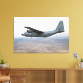 Een C-130 Hercules zwelt door de lucht Canvas Afdruk (Insitu (Woonkamer))
