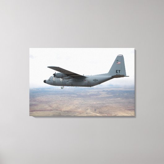 Een C-130 Hercules zwelt door de lucht Canvas Afdruk (Voorkant)