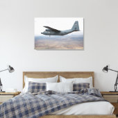 Een C-130 Hercules zwelt door de lucht Canvas Afdruk (Insitu (Slaapkamer))