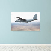 Een C-130 Hercules zwelt door de lucht Canvas Afdruk (Insitu (Houten vloer))