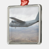 Een C-130 Hercules zwelt door de lucht Metalen Ornament (Links)