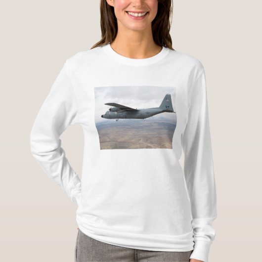 Een C-130 Hercules zwelt door de lucht T-shirt (Voorkant)