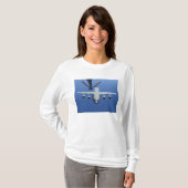 Een C-17 Globemaster III nadert de boom T-shirt (Voorkant volledig)