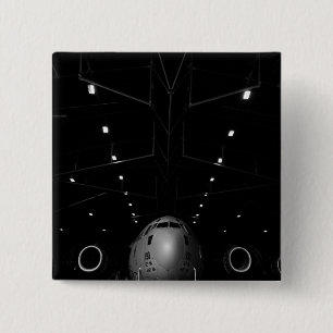 Een C-17 Globemaster III zit in een hangar Vierkante Button 5,1 Cm