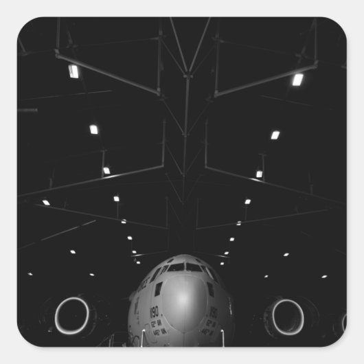 Een C-17 Globemaster III zit in een hangar Vierkante Sticker (Voorkant)