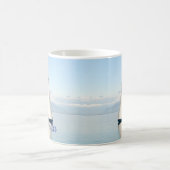 Een Calm Mirror-achtige baai van Zee Koffiemok (Center)