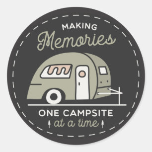 Eén camping tegelijk ronde sticker
