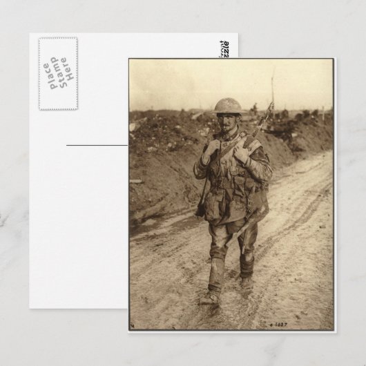 Een Canadese Tommy soldaat die in modder terugkwam Briefkaart (Voorkant / Achterkant)