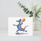 Een Cartoon Iguanodon die basketbal speelt. Briefkaart (Staand voorkant)