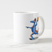 Een Cartoon Iguanodon die basketbal speelt. Grote Koffiekop (Voorkant rechts)