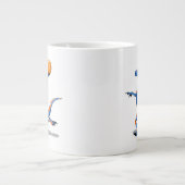 Een Cartoon Iguanodon die basketbal speelt. Grote Koffiekop (Voorkant)