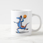 Een Cartoon Iguanodon die basketbal speelt. Grote Koffiekop (Rechts)