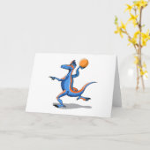 Een Cartoon Iguanodon die basketbal speelt. Kaart (Gele Bloem)