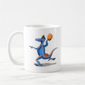 Een Cartoon Iguanodon die basketbal speelt. Koffiemok (Links)