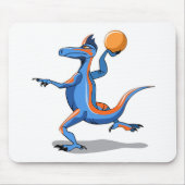 Een Cartoon Iguanodon die basketbal speelt. Muismat (Voorkant)
