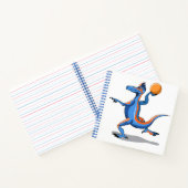 Een Cartoon Iguanodon die basketbal speelt. Notitieboek (Binnen)