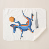 Een Cartoon Iguanodon die basketbal speelt. Sherpa Deken (Voorkant (horizontaal))