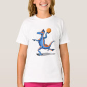 Een Cartoon Iguanodon die basketbal speelt. T-shirt (Voorkant)