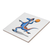 Een Cartoon Iguanodon die basketbal speelt. Tegeltje (Zijkant)