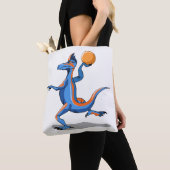 Een Cartoon Iguanodon die basketbal speelt. Tote Bag (Dichtbij)