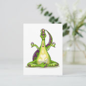 Een Cartoon Iguanodon dinosaurus die yoga doet. Briefkaart (Staand voorkant)