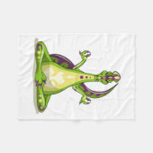 Een Cartoon Iguanodon dinosaurus die yoga doet. Fleece Deken (Voorkant (Horizontaal))