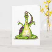 Een Cartoon Iguanodon dinosaurus die yoga doet. Kaart (Gele Bloem)