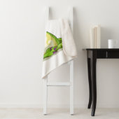 Een Cartoon Iguanodon dinosaurus die yoga doet. Sherpa Deken (In situ)