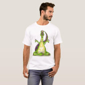 Een Cartoon Iguanodon dinosaurus die yoga doet. T-shirt (Voorkant volledig)
