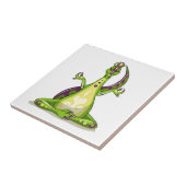 Een Cartoon Iguanodon dinosaurus die yoga doet. Tegeltje (Zijkant)