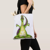 Een Cartoon Iguanodon dinosaurus die yoga doet. Tote Bag (Dichtbij)