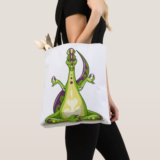 Een Cartoon Iguanodon dinosaurus die yoga doet. Tote Bag (Dichtbij)