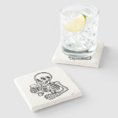 Een cartoon skelet met een mok stenen onderzetter (Zijkant)