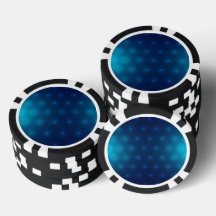 Een casino-pokerchip met een zwart-witte rand