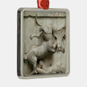 Een centrale triomfering over een laptop metalen ornament (Rechts)