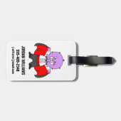 Een Ceratops dinosaurus verkleed als graaf Dracula Bagagelabel (Achterkant horizontaal)