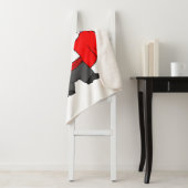 Een Ceratops dinosaurus verkleed als graaf Dracula Sherpa Deken (In situ)