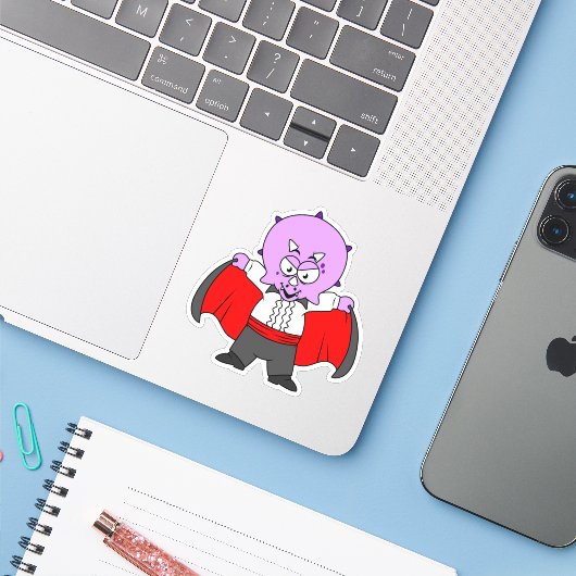 Een Ceratops dinosaurus verkleed als graaf Dracula Sticker (Laptop met iPhone)