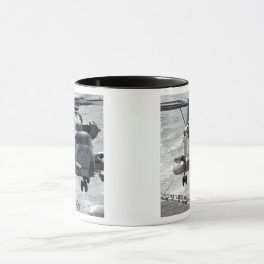 Een CH-53E Super Stallion-helikopter Mok (Midden)