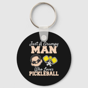 Een chagrijnig Man die houdt van pickleball grappi Sleutelhanger